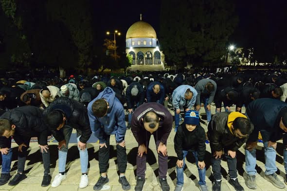 نحو 50 ألف مصلٍ يؤدون صلاتي العشاء والتراويح في المسجد الأقصى